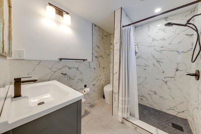 Building Photo - 394 Burton Dr