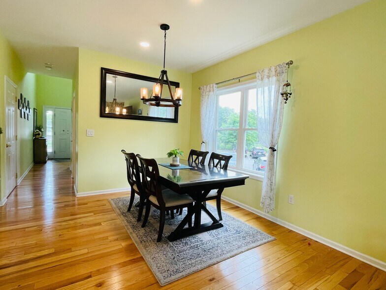 Building Photo - 2 Decroce Ct