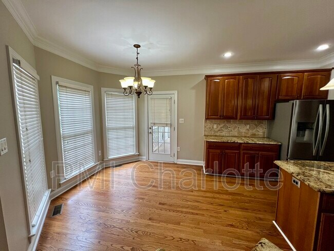 Building Photo - 4432 Shannamara Dr