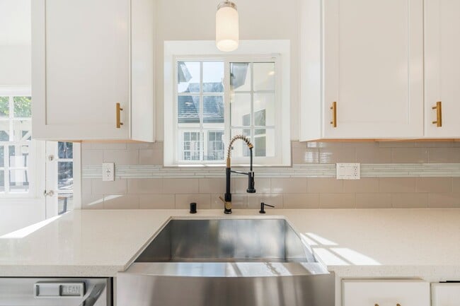 Building Photo - Beautiful Sherman Oaks Home Rental!