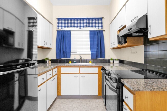 Kitchen - 1935 W Morten Ave