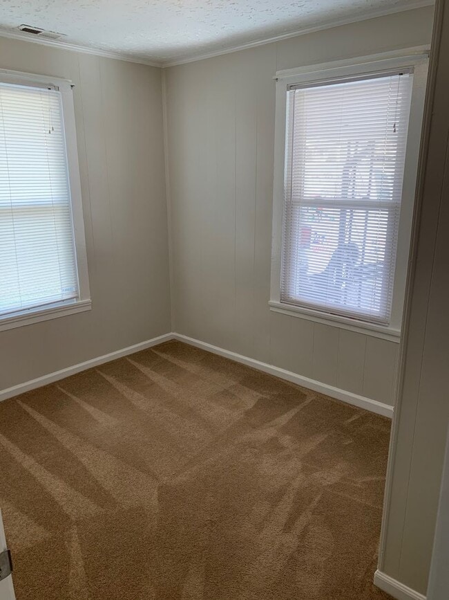 Building Photo - 2 Bedroom/1 Bath Cute Cottage across Bordon Park Kingsport, TN