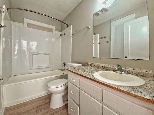 Building Photo - Cozy 2 Bedroom Home