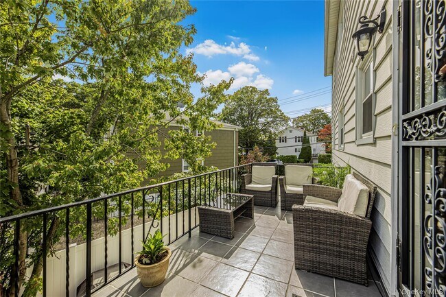 Building Photo - 2 Bryn Mawr Pl