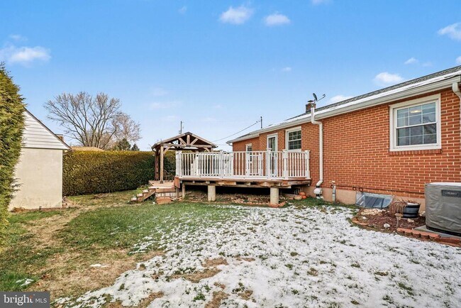 Building Photo - 8 Midland Ct