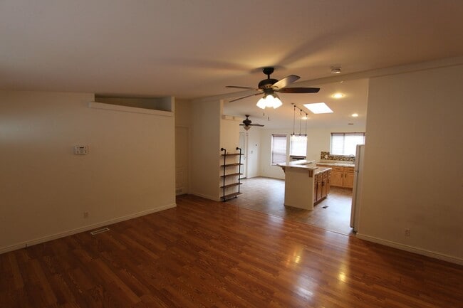 Building Photo - * LEASE PENDING Move-in ready Home in Railroad Springs