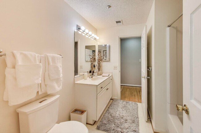 Building Photo - Beautifully updated and maintained 2 level condo home!