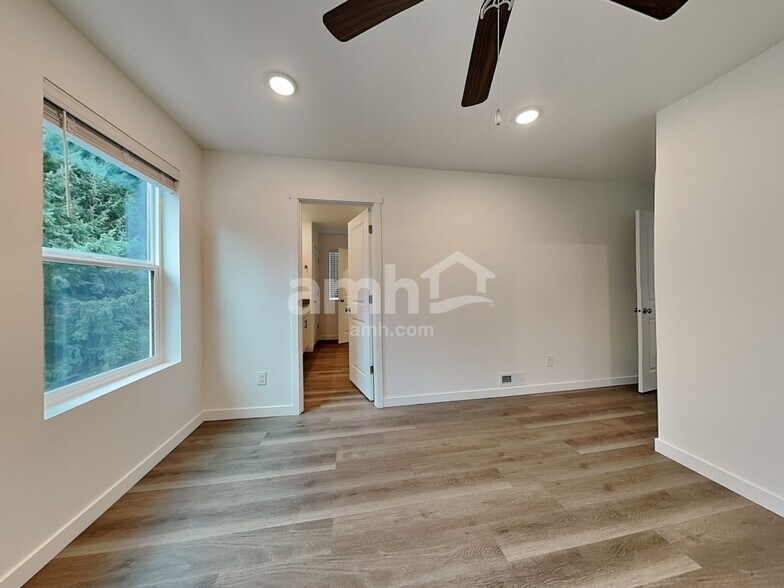 Building Photo - 5019 Washington St SE