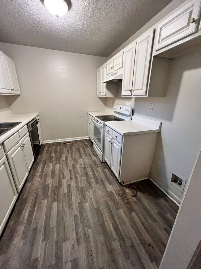 Building Photo - 3BD/ 2BA in Hidden Lake Subdivision