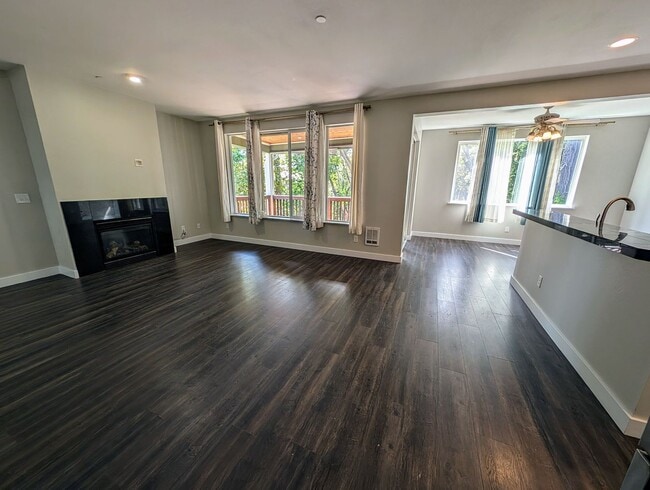 Building Photo - Stylish & Convenient Living - Bremerton 4 ...