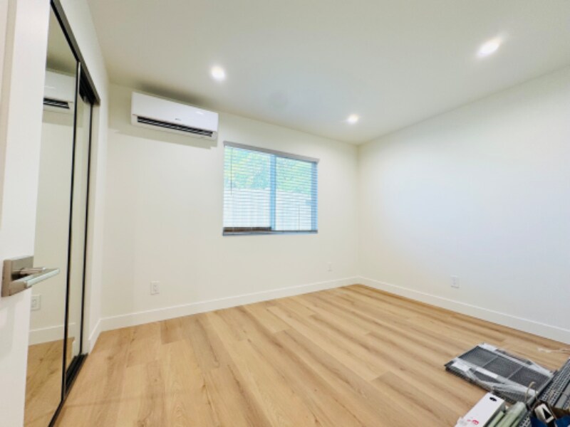 Building Photo - 5037 Kenmore Dr