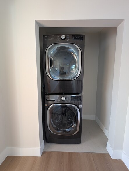 Building Photo - 6330 Mary Ellen Ave