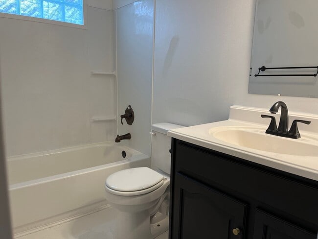 Building Photo - Centrally located 3 bedroom bungalow READY NOW!