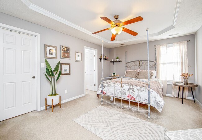 Building Photo - Good size home East of Raeford