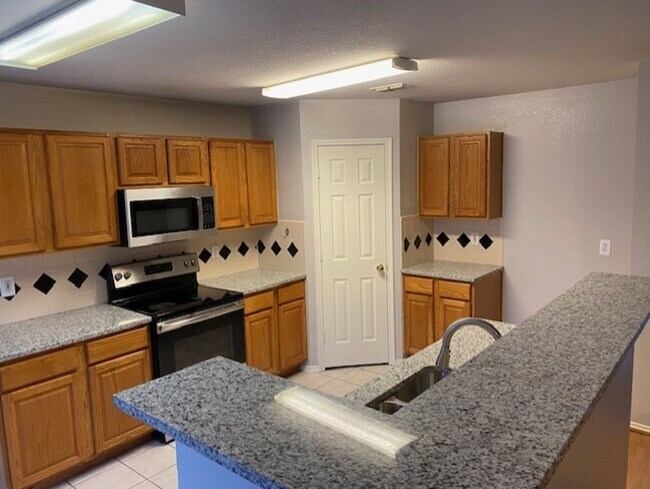 Building Photo - Open-Concept Living with Style, Space & Location