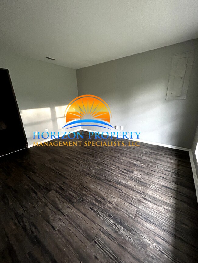 Building Photo - 2402 Tuxedo Dr NW