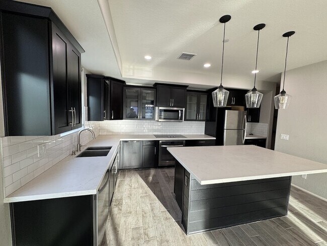 Building Photo - Chandler Luxury Townhome