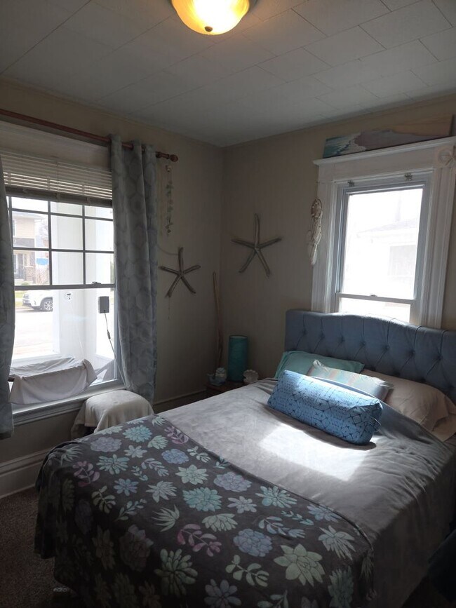 Building Photo - 818 6th St S