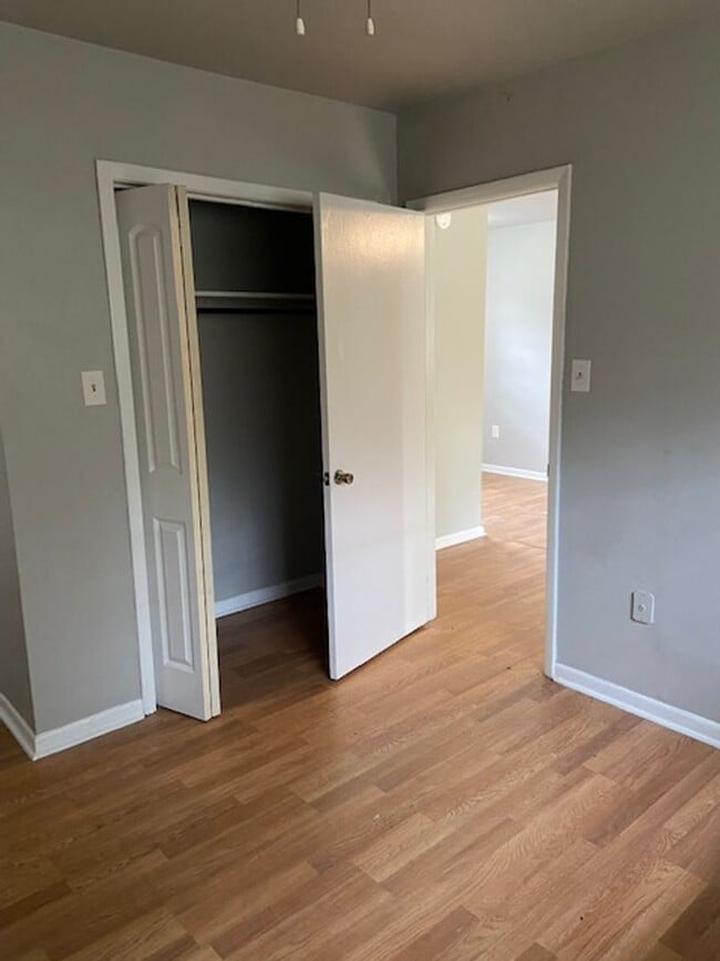 Building Photo - 411 Birchwood Dr