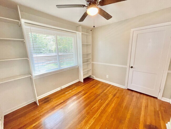 Building Photo - Beautiful 3 Bed 1 Bath Home Located near target shopping center off of Battleground in desirable ...