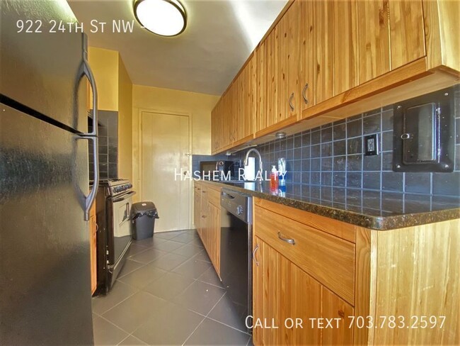 Building Photo - 922 24th St NW