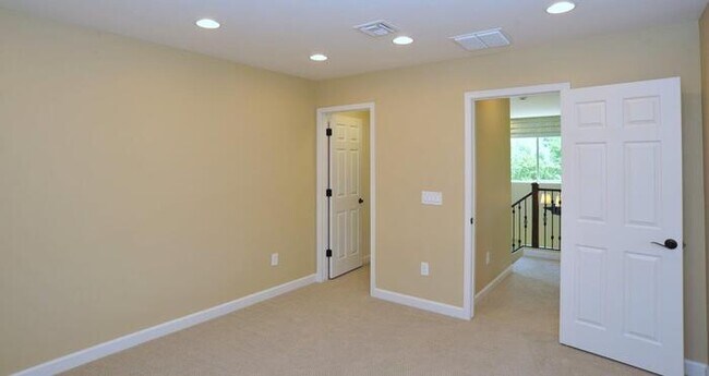 Building Photo - Stunning Executive Home (former model) in ...