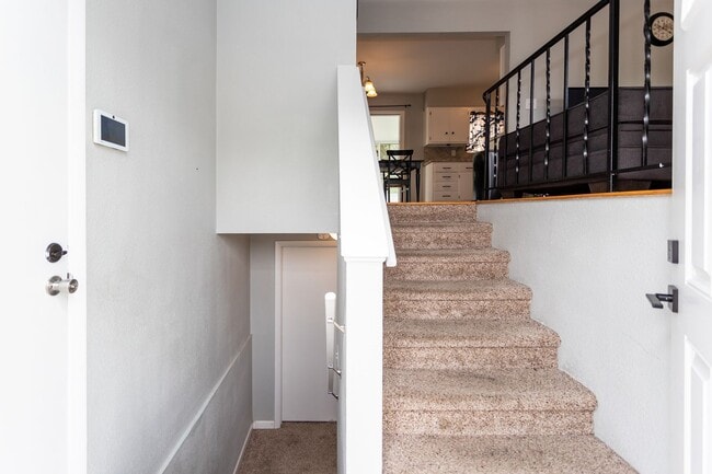 Building Photo - Peaceful Bi-Level Home in a Quiet Cul-de-Sac