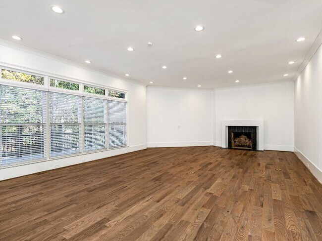 Building Photo - Beautifully built, renovated home boasts 5 BD, 5 BT, providing ample space for a growing family a...