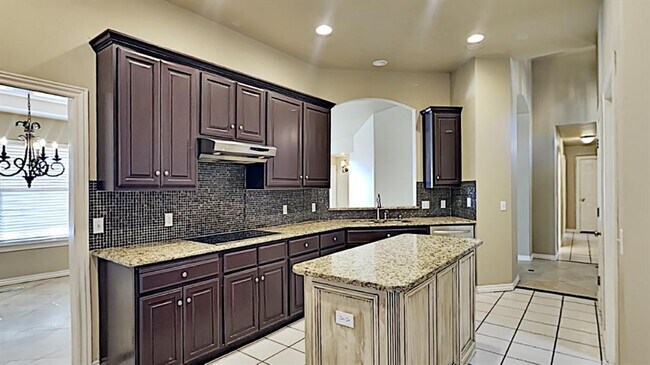 Building Photo - 6808 Sandlewood Dr