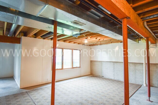 Building Photo - 4 Bedroom 2.5 Bathroom home in Urbandale