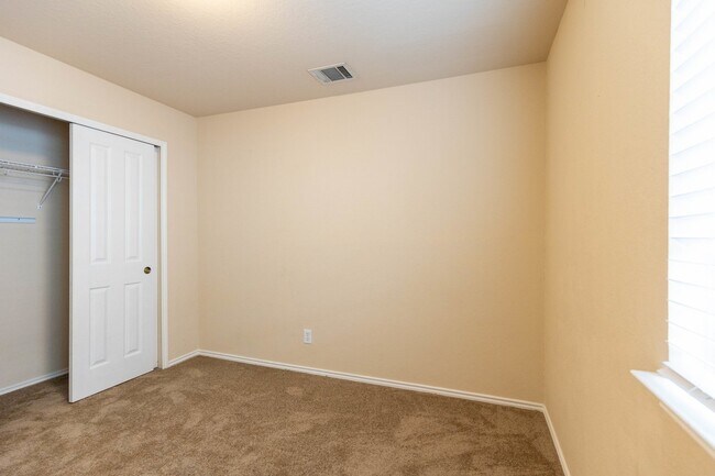 Building Photo - 2476 Medina Dr