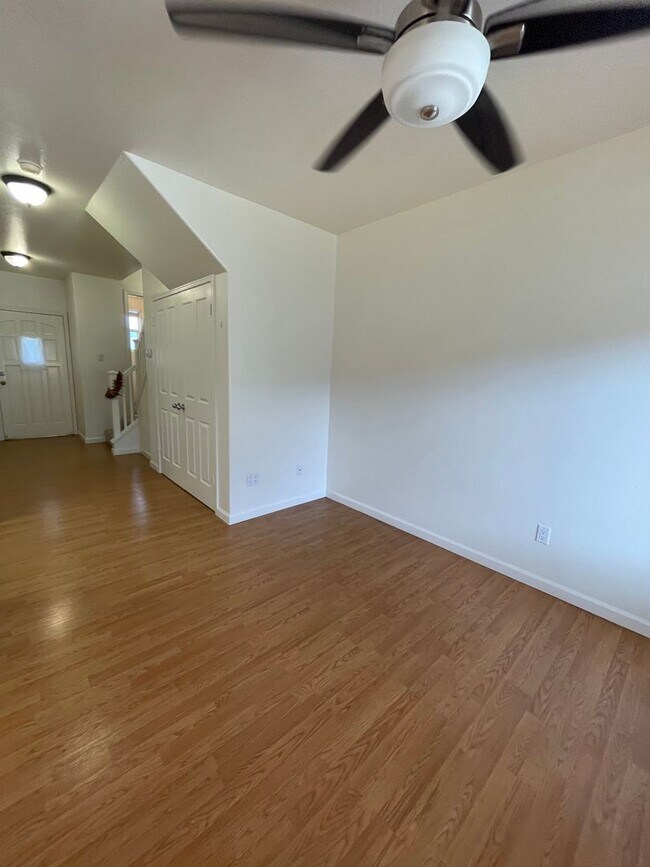 Building Photo - Ocen Pointe Potenial 3 Bedroom Home for Re...