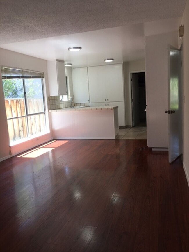 Building Photo - Single Family Home 3 Bedroom 2 Bath Corner...