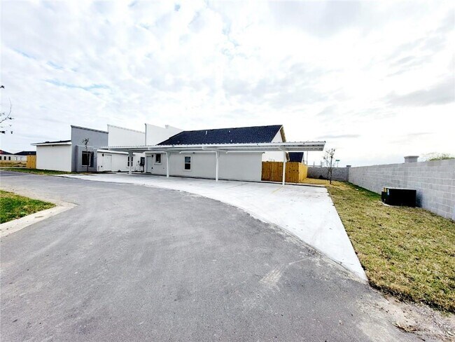 Building Photo - 17 Frio Ave