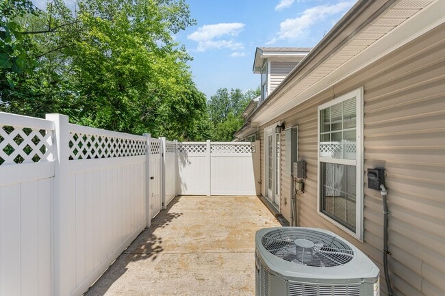 Building Photo - NASHVILLE! Inviting 2 Bedroom 2.5 bath Con...