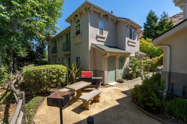 Building Photo - 1 BD / 1 BA Pet Friendly Newly Renovated Apartments