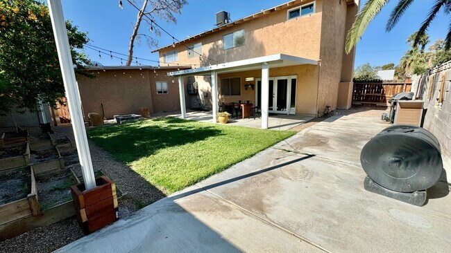 Building Photo - Gorgeous, renovated 4-bedroom home central...