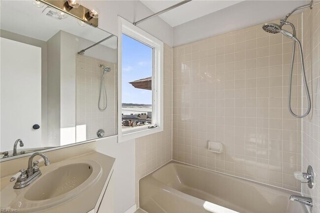 Building Photo - 2232 Vista Cir