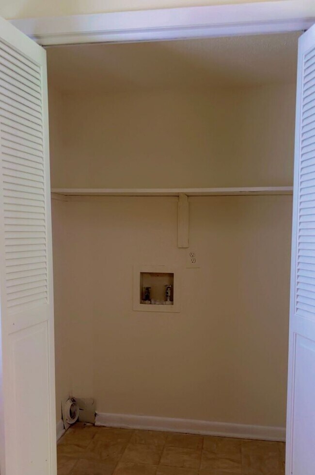 Building Photo - 208 N Peartree Ln