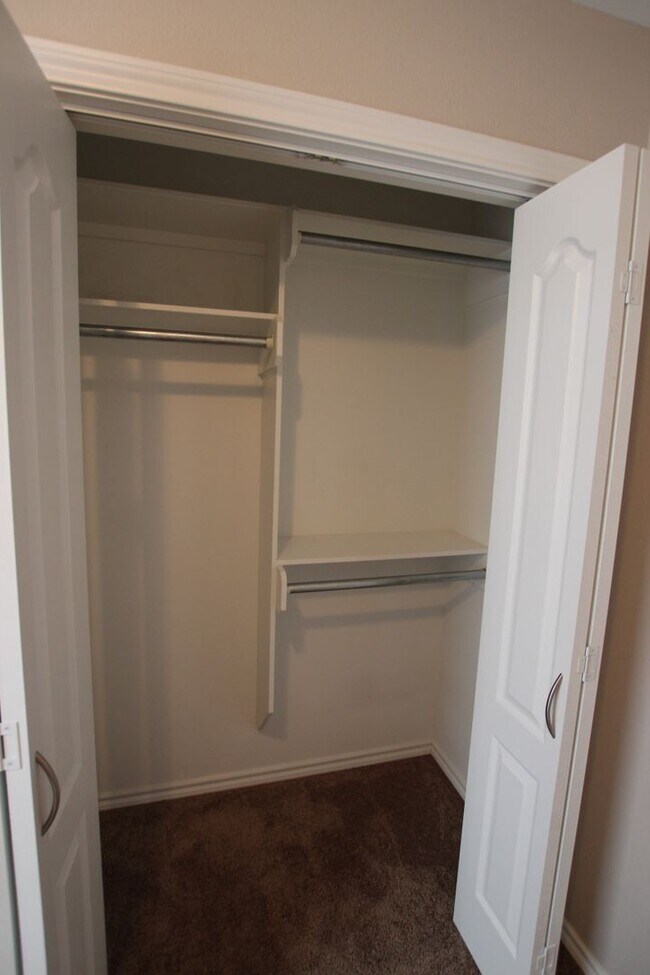 Building Photo - 2 Bed 1.5 Bath Townhome in Lindale!