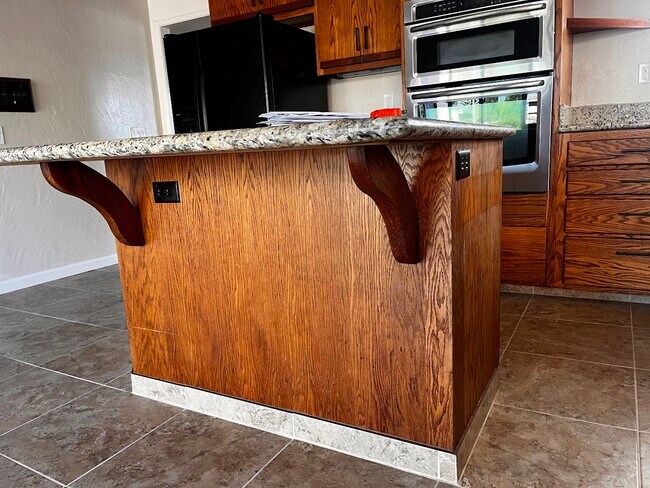 Building Photo - 143 Katherine Ave