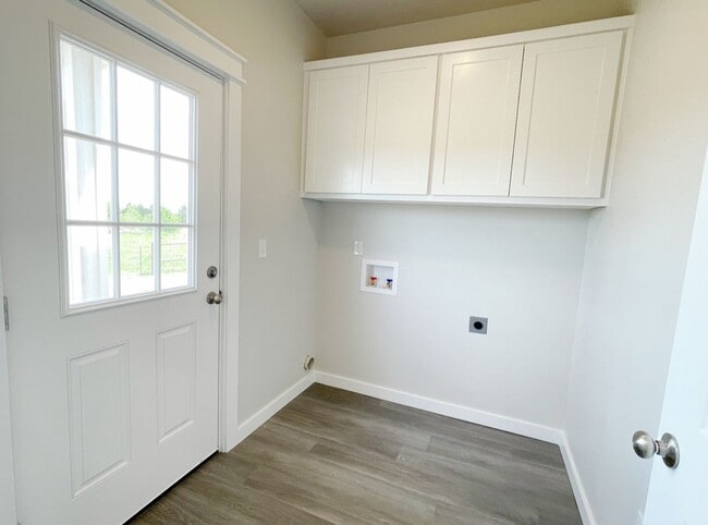 Building Photo - Quiet neighborhood/Open floor plan/Paved street/Gutter/Foam insulation