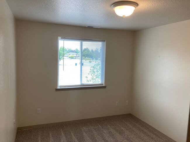 Building Photo - Three Bedroom Duplex in Keizer, Landcaping...