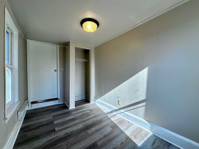 Building Photo - Awesome 4 Bedroom 2 Bathroom Home in St.Paul!