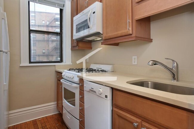 Building Photo - Two Bedrooms, No Livingroom, Gut Renovated...