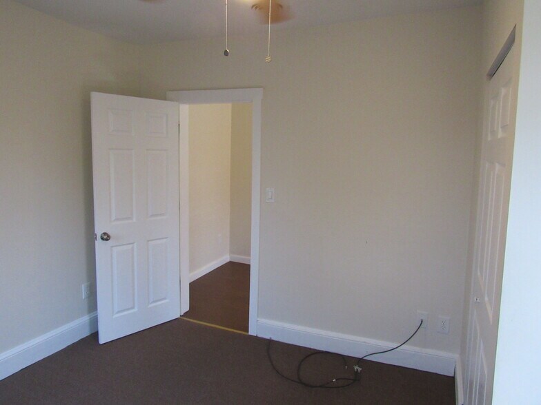 Building Photo - 132 Main St