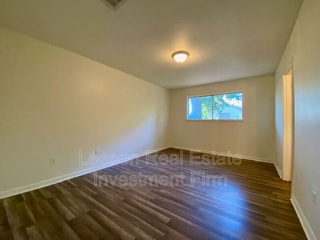 Building Photo - 121 Tooke Dr