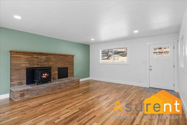 Building Photo - Jacksonville Home with in home office internet included.