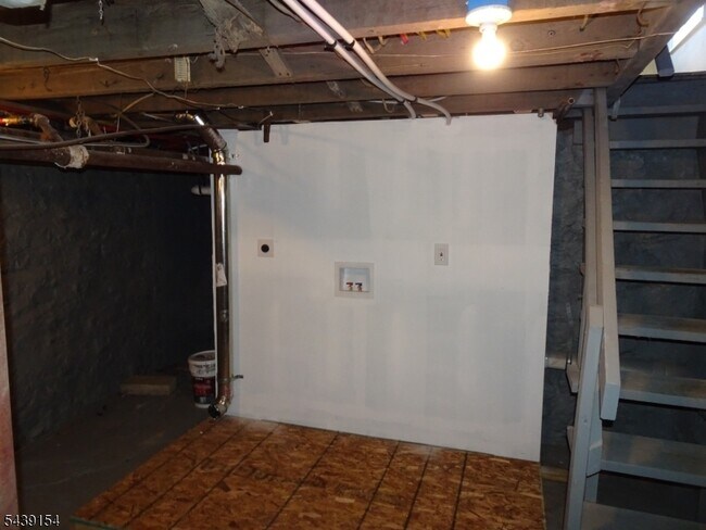 Building Photo - 689 Sayre Ave