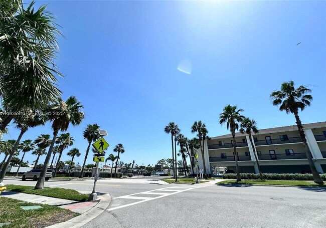 Building Photo - 3111 Pass a Grille Way